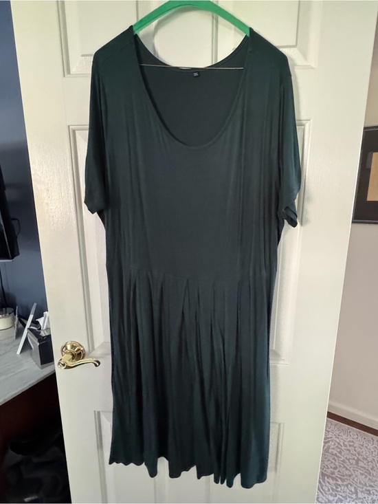 Dresses & Skirts - Relaxed Scoop Neck Short Sleeve Dress in Dark Green